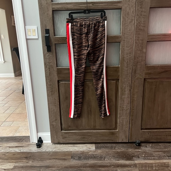 ๐๐PAM & GELA๐๐
Tiger Print Cigarette Track Skinny Zip Ankle
Lisa Rinna, RHOBH - Picture 5 of 15